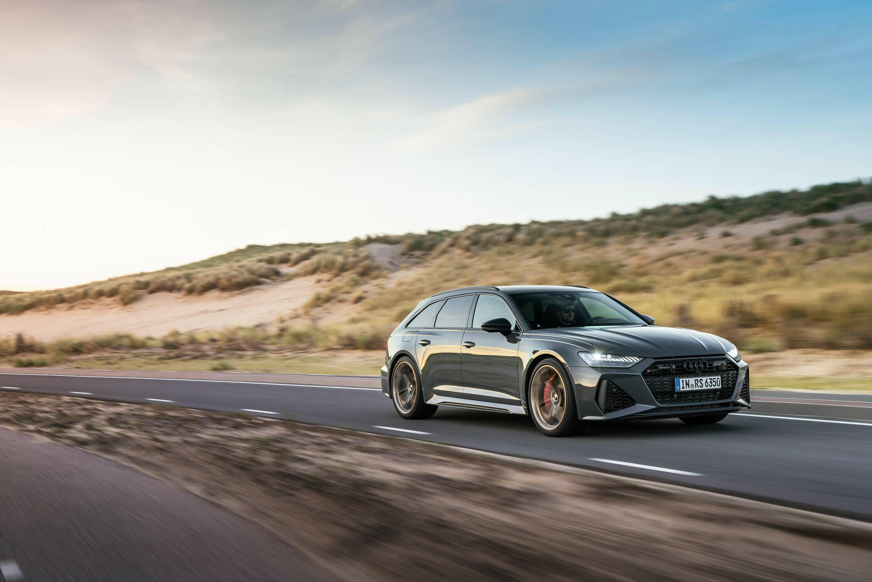 Dynamic power meets expressive design: The Audi RS 6 Avant